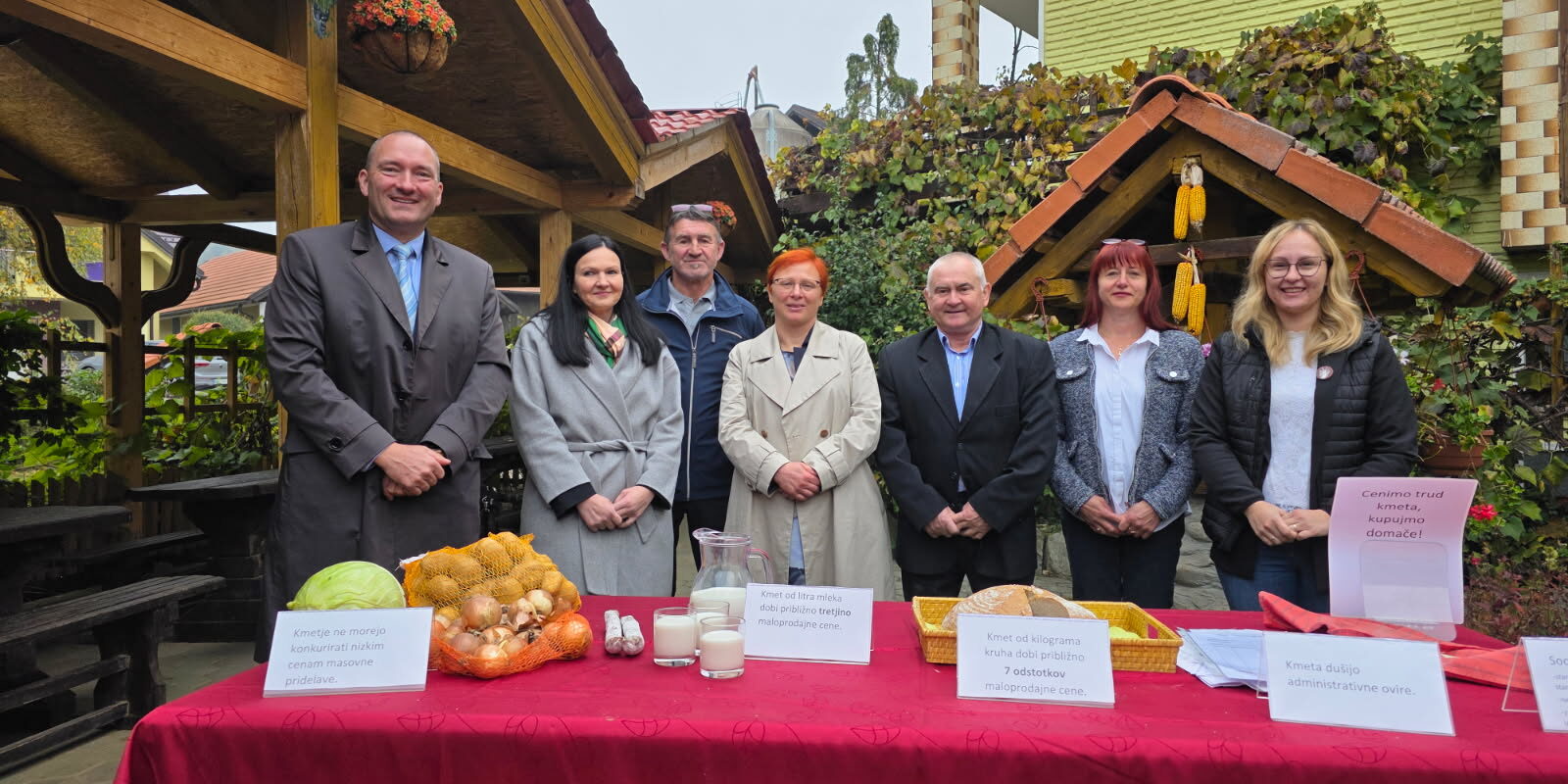 Skupinska slika na tiskovni konferenci od svetovnem prazniku hrane