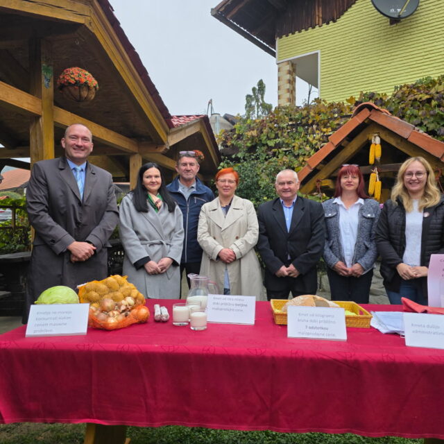 Skupinska slika na tiskovni konferenci od svetovnem prazniku hrane